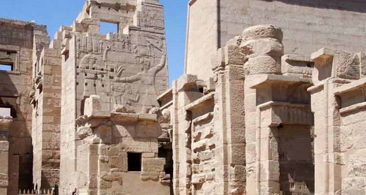 Les murs usés par le temps et les reliefs à l'intérieur du complexe du temple de Karnak montrant des gravures anciennes complexes et le travail de la pierre.