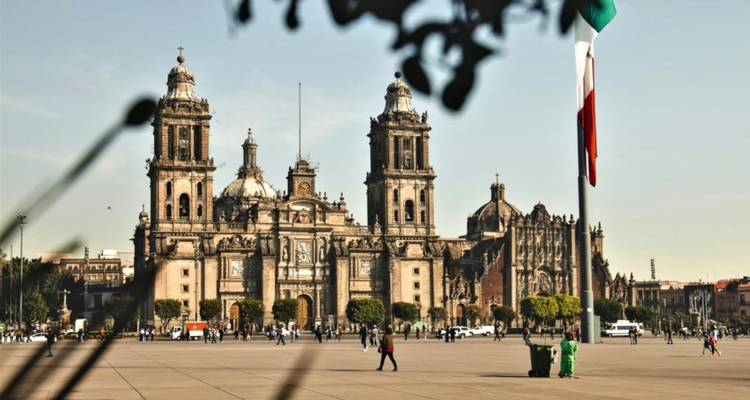 Der Metropolitankathedrale von Mexiko-Stadt dominiert den Zócalo mit Menschen, die über den weiten Platz verteilt sind.