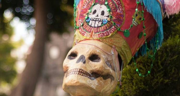 Crâne décoratif du Jour des morts portant un couvre-chef pailleté coloré en extérieur