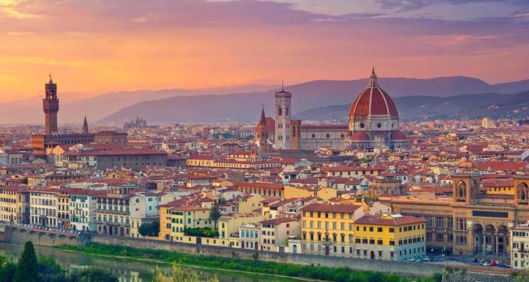 Vista panorámica del atardecer sobre Florencia destacando la Catedral, los campanarios y los tejados de terracota.