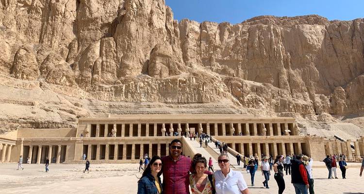 Petit groupe posant devant le Temple monumental de Hatshepsut creusé dans des falaises abruptes