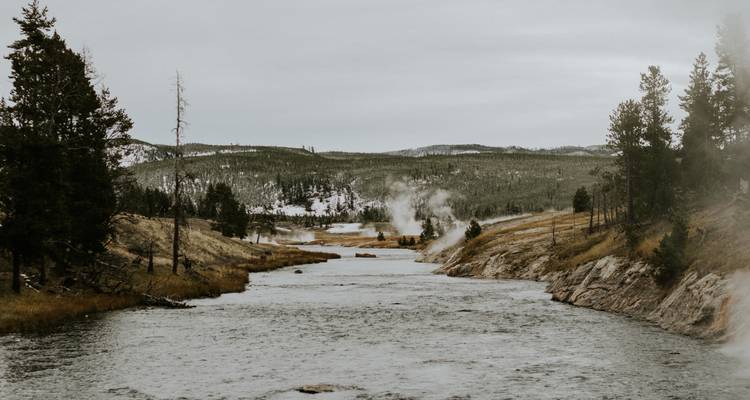 Vapor que sube de las orillas del río en el Parque Nacional de Yellowstone en un día nublado
