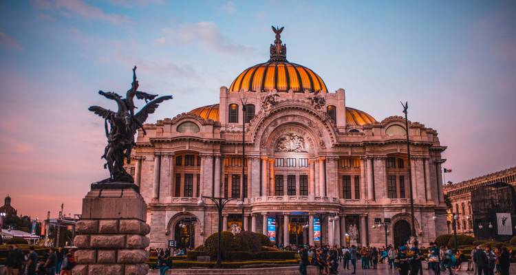 Palacio de Bellas Artes illuminé au crépuscule avec des visiteurs à Mexico City