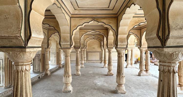 Symmetrische zandstenen bogen en zuilen van een historisch Indisch paleis interieur.