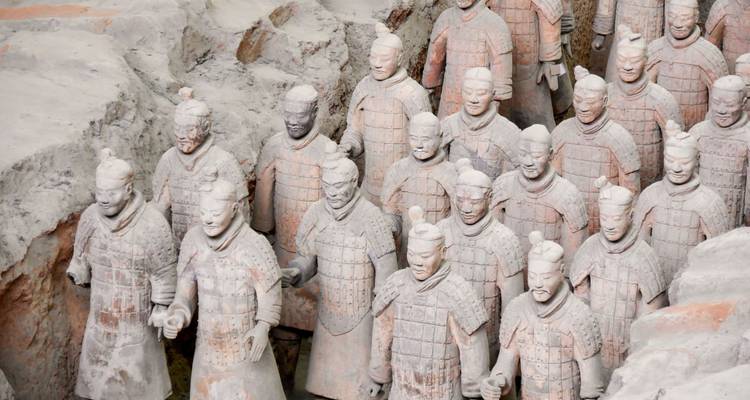 Des rangées de guerriers en terre cuite anciens se tenant dans des fosses d'excavation.
