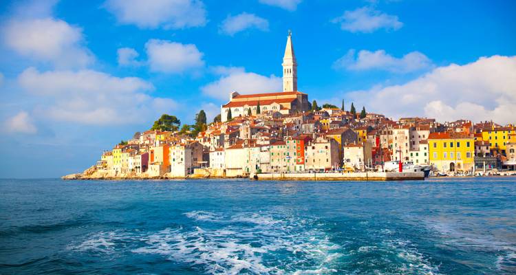 Küstenpanorama der Altstadt von Rovinj und der Kirche St. Euphemia, gesehen von der Bootsfahrtwelle in der Adria.