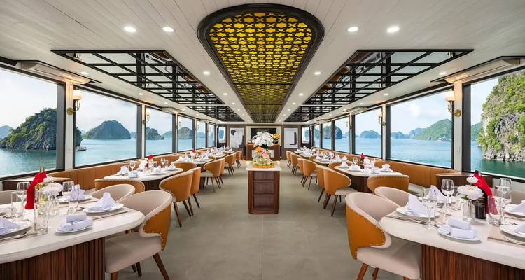 Comedor brillante y con estilo en un crucero con ventanales panorámicos que revelan las islas de piedra caliza de la Bahía de Ha Long.