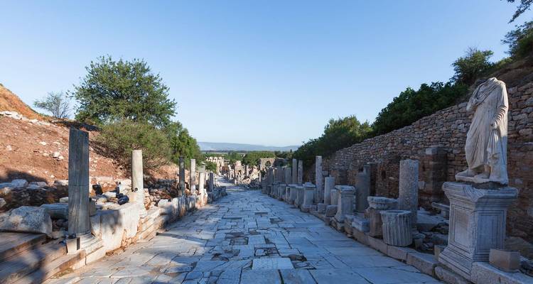 Lange Marmorstraße mit antiken Säulen an einer archäologischen Stätte im frühen Morgenlicht