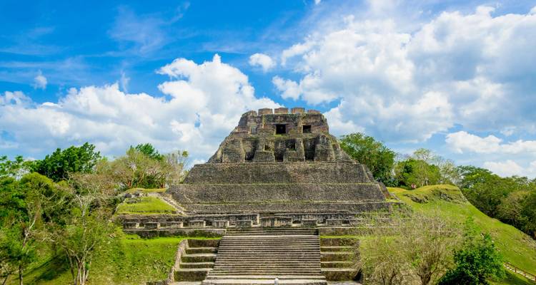 Temple pyramidal maya à degrés bien préservé contre un ciel bleu éclatant
