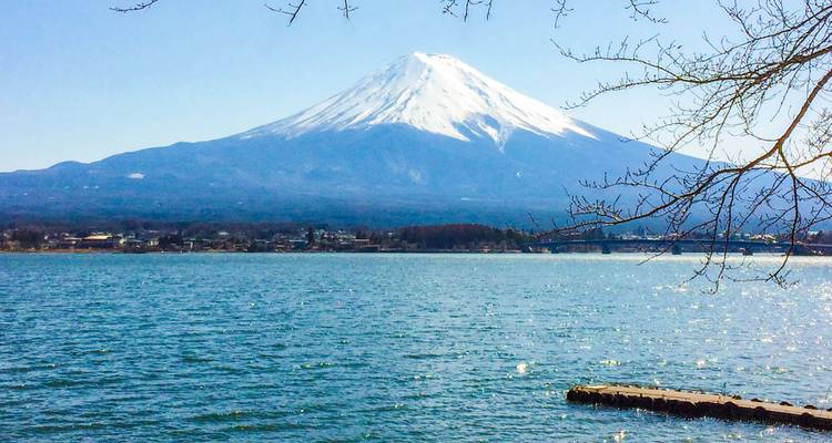El Monte Fuji nevado elevándose sobre el Lago Kawaguchi en un día despejado.