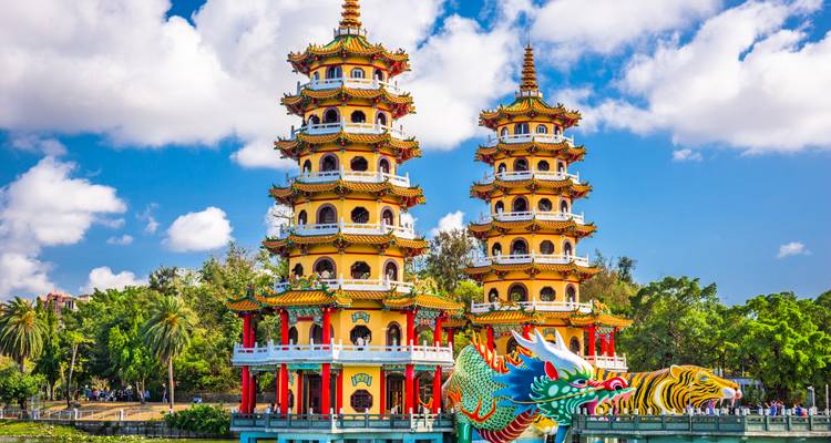 Lebendige Drachen- und Tigerpagodenpavillons, die sich neben dem Lotussee unter einem strahlend blauen Himmel in Kaohsiung erheben.