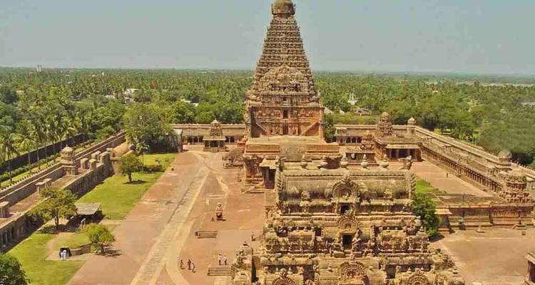 Perspective aérienne du complexe colossal du temple Brihadeeswarar entouré de verdure luxuriante à Thanjavur.