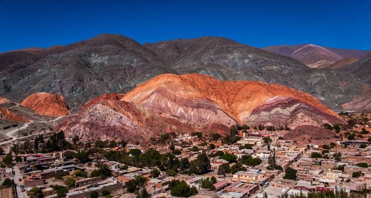Vista aérea del pueblo de Purmamarca ubicado bajo el impresionante Cerro de los Siete Colores multicolor en el norte de Argentina.