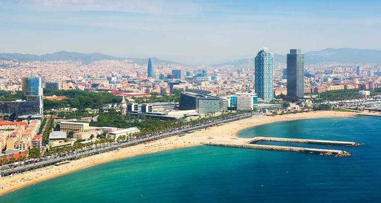 Vue aérienne côtière de l'horizon urbain de Barcelone avec plage de sable et tours modernes