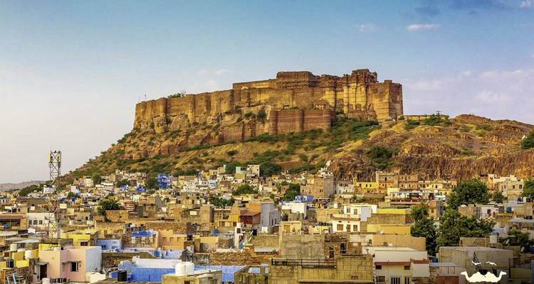 Die imposante Mehrangarh-Festung dominiert die Skyline über Jodhpurs blauen Häusern mit kleinem Wasserzeichen.