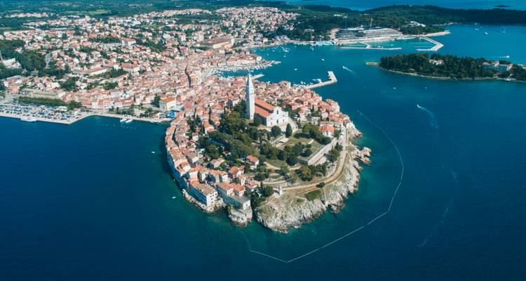 Vista aérea de la histórica península de Rovinj rodeada por las aguas azul profundo del Adriático.