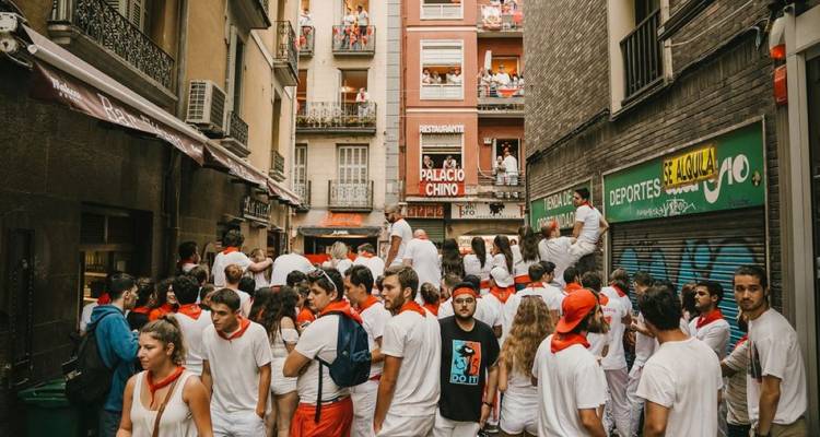Ruelle bondée avec des gens en tenue traditionnelle.