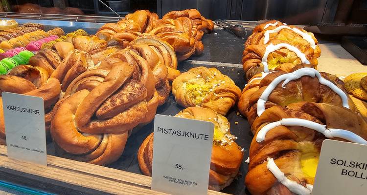 Uitstalling van vers gebakken Noorse gebakjes en broodjes aan de bakkersbalie.