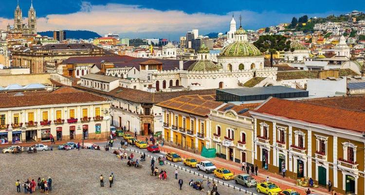 Place historique à Quito bordée de bâtiments coloniaux colorés et de taxis jaunes.