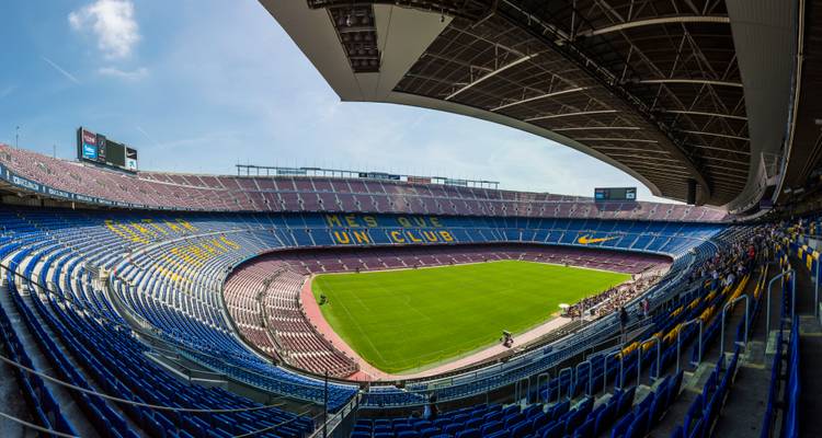 Panorama intérieur grand angle du stade Camp Nou en plein soleil