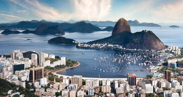Vista sobre la Bahía de Botafogo hacia el Pan de Azúcar con veleros esparcidos en el agua y el horizonte de Río.