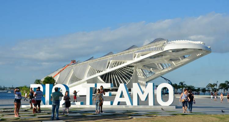 Los visitantes se sacan fotos junto al gran letrero blanco 'RIO TE AMO' cerca de la orilla del Museo del Mañana.