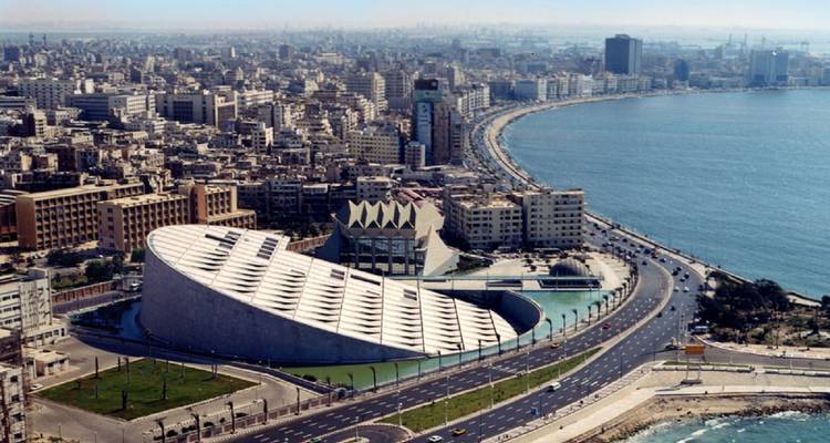 Vue aérienne de la corniche majestueuse d'Alexandrie avec la Bibliotheca Alexandrina, bâtiment moderne de forme discoïdale, située en bord de mer.