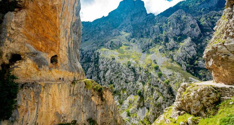 Steile Kanyonwände mit einem schmalen Bergpfad mit Blick auf die Picos-de-Europa-Schlucht.
