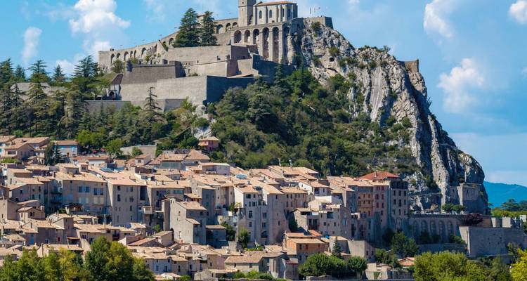 La citadelle perchée domine la ligne d'horizon au-dessus des toits de tuiles de Sisteron.