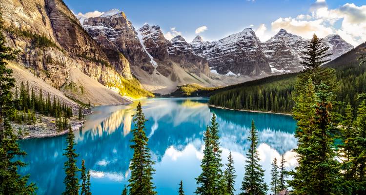 Der ikonische Moraine Lake mit türkisfarbenem Wasser, das das imposante Tal der Zehn Gipfel widerspiegelt.