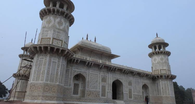 Mausolée en marbre d'Itimad-ud-Daulah avec minarets sous un ciel pâle.