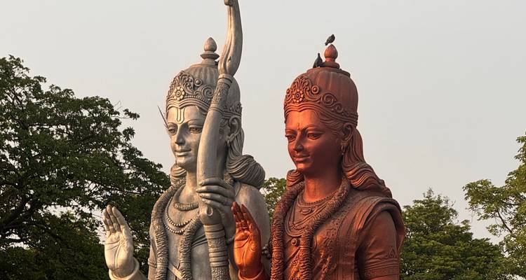 Grote dubbele standbeelden van de hindoeïstische goden Rama en Sita met een duif op het top.