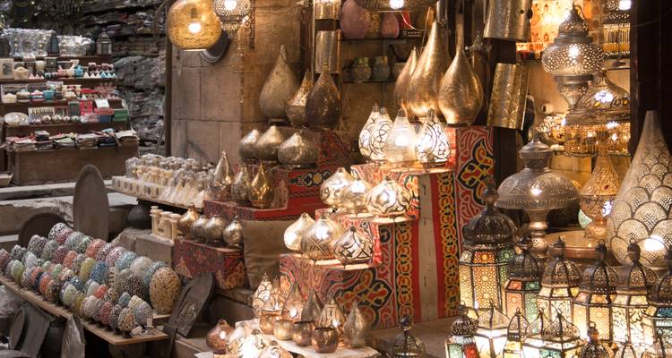 Puesto tradicional del bazar egipcio con lámparas ornamentadas y especias coloridas en exhibición