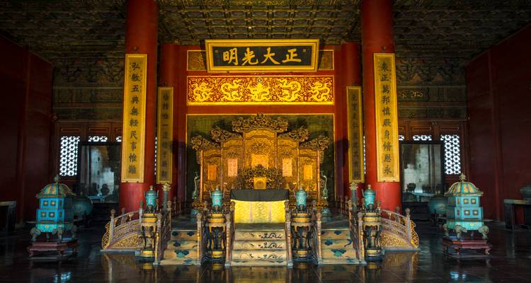 Sala del trono imperial ricamente decorada con detalles dorados en la Ciudad Prohibida