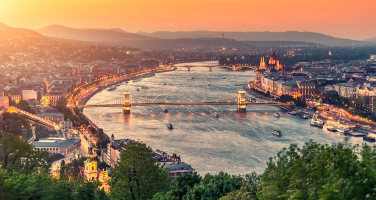 Panorama coucher de soleil spectaculaire de Budapest avec le Pont des Chaînes illuminé et le Parlement longeant le Danube.