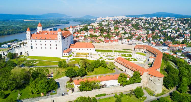 Vista aérea de los tejados rojos del Castillo de Bratislava y los jardines formales que dominan la ciudad y el río Danubio