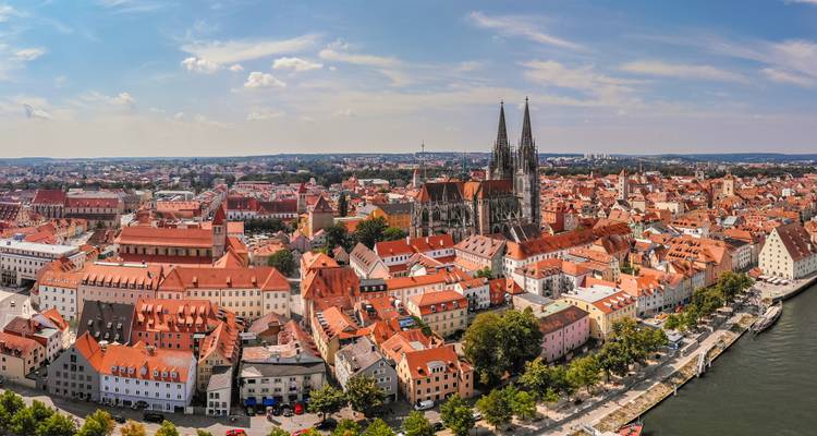 Vue aérienne panoramique de la vieille ville de Ratisbonne aux toits rouges avec la cathédrale imposante à côté du Danube