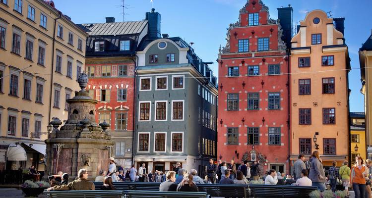 La place animée de Stortorget à Stockholm dans la Gamla Stan avec ses façades historiques colorées et ses foules.