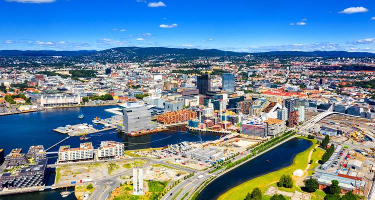 Vue aérienne lumineuse de l'été montrant le paysage urbain d'Oslo avec son architecture waterfront moderne et son fjord.