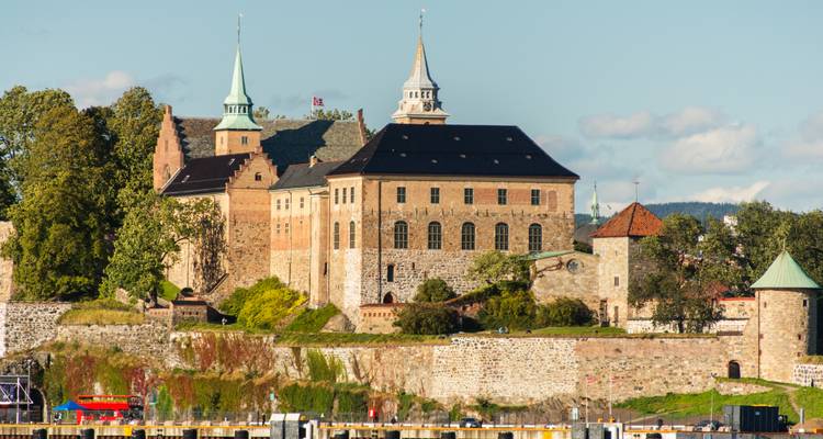 La forteresse d'Akershus et les murs environnants surplombant le port d'Oslo par une journée dégagée.