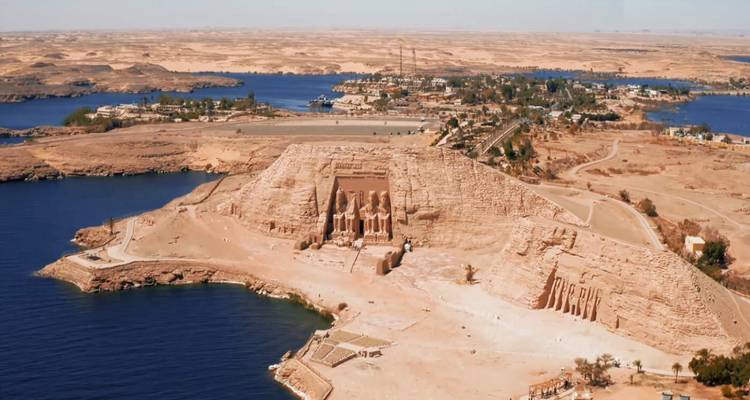 Luftaufnahme der Abu-Simbel-Tempel, die in Sandsteinfelsen am Ufer des tiefblauen Sees gemeißelt sind.