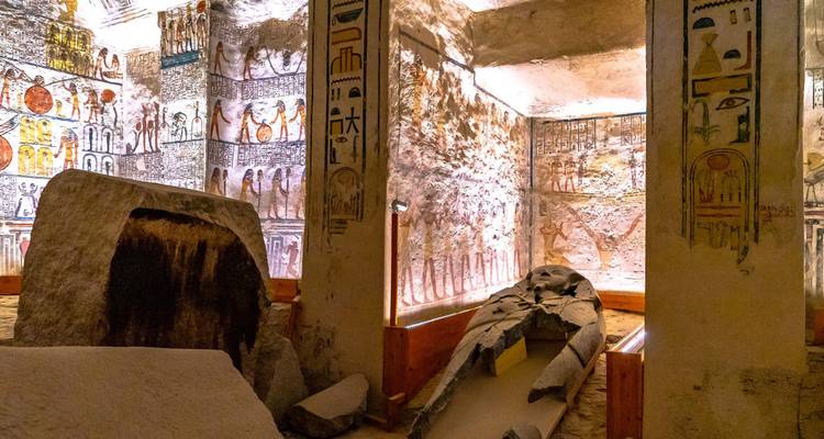 Aufwändig bemalte Grabkammer mit hieroglyphischen Wänden und einem beschädigten Sarkophag im Tal der Könige.