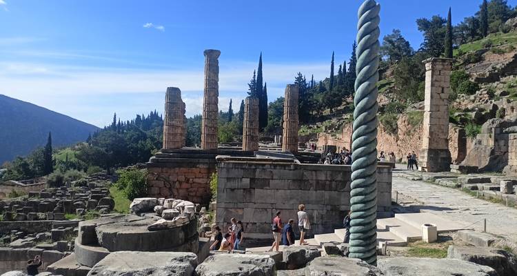 Les colonnes debout du Temple d'Apollon à Delphes avec la Colonne du Serpent enroulée devant.