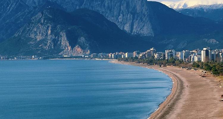 Vue panoramique de la plage de Konyaalti avec des montagnes qui s'élèvent abruptement à l'arrière-plan