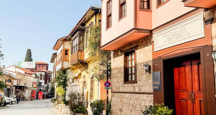 Rue piétonne charmante bordée de maisons ottomanes restaurées dans la vieille ville d'Antalya