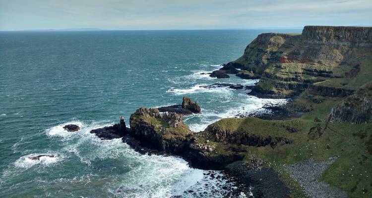 Les falaises maritimes escarpées et les vagues de l'Atlantique déferlantes le long de la côte d'Irlande du Nord