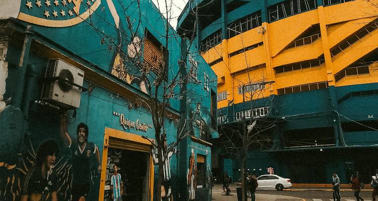Des fresques colorées à l'extérieur du stade de football La Bombonera dans le quartier La Boca de Buenos Aires.