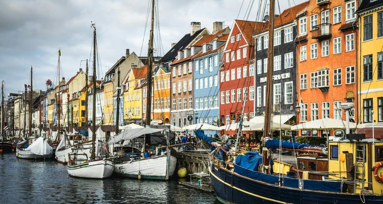 Bâtiments colorés du 17ème siècle bordant le port de Nyhavn avec des bateaux amarrés à Copenhague