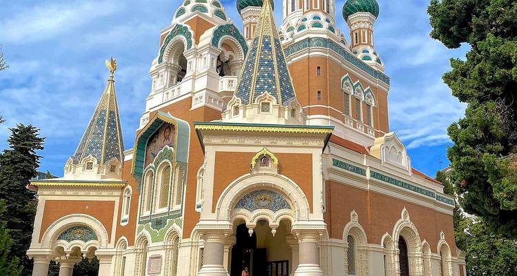 Cathédrale orthodoxe russe ornée aux dômes en oignon turquoise et aux arches décoratives sous un ciel bleu.