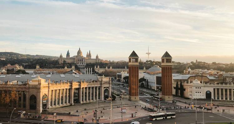 Panoramablick auf den Plaça d'Espanya mit venezianischen Türmen und Palast MNAC in weiches Morgenlicht getaucht über Barcelona
